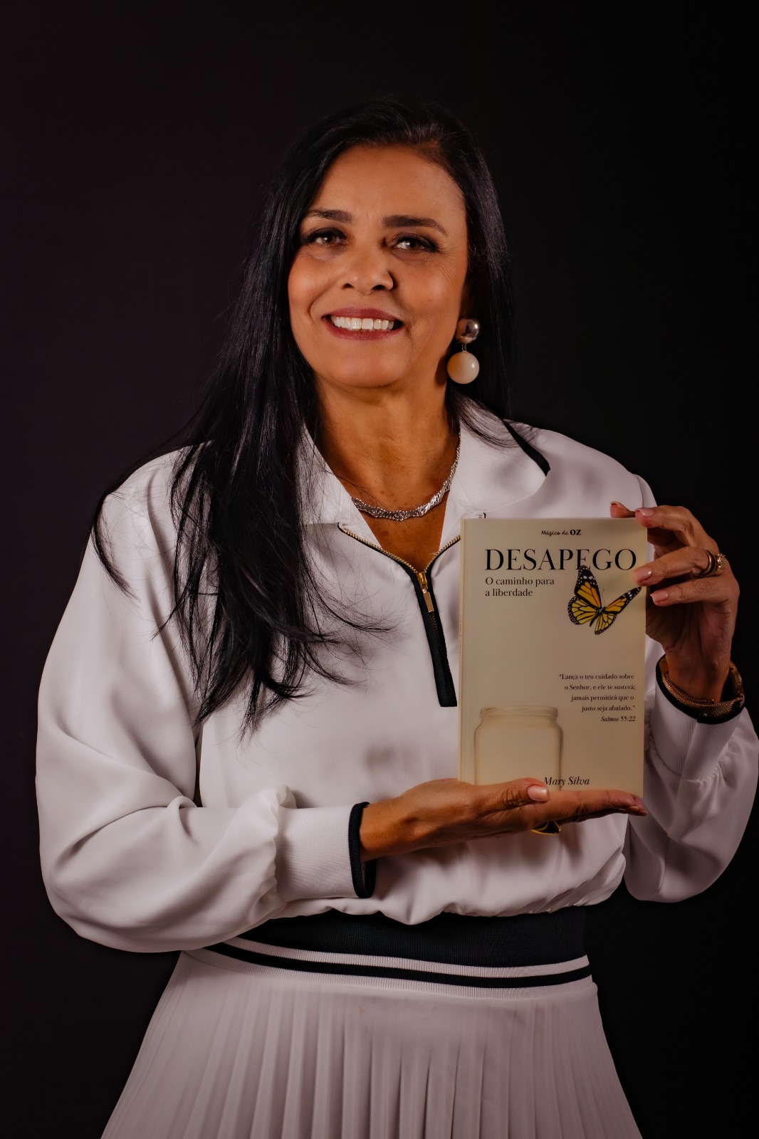 Mary Silva segurando o livro Desapego: O caminho para a Liberdade